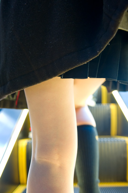 aurorae:  エスカレーター (by yuriaP) luvasianpuss: I can just feel your eyes burning holes into the backs o