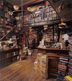 iamaliveandlovely:randomfives:   Flourish &amp; Blotts, the bookstore in the Harry Potter series.  