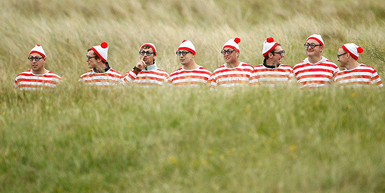 mabelmoments:  Sandwich, UK: Spectators in fancy dress  watch play on the course