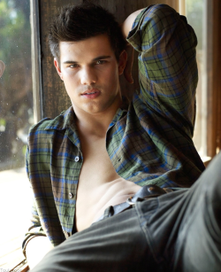 1amorpararecordar:  Taylor Lautner by Mark