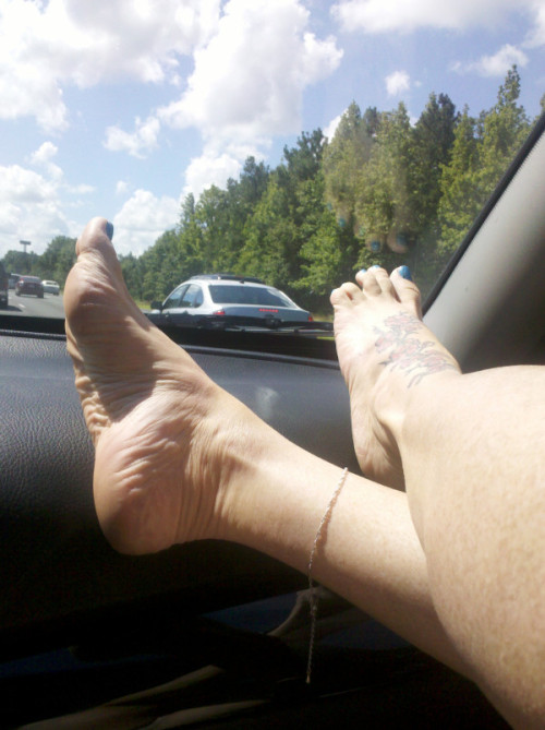 kwano:  Amazing wrinkled sole and top shot from the gorgeous Lil Miss Sugar Toes. “Feet on the dash…