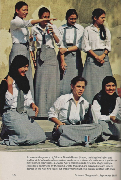 seven-minds:  Saudi school girls in Jeddah in 1980 photographed
