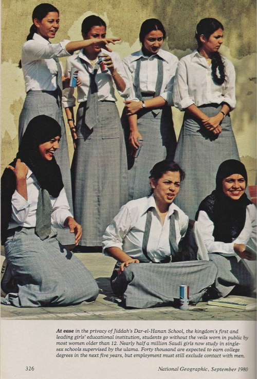 seven-minds:  Saudi school girls in Jeddah in 1980 photographed by the National Geographic 