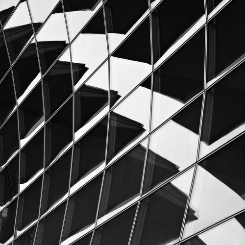 mdsphoto:  Schatten Spiegelung B & W on Flickr. 