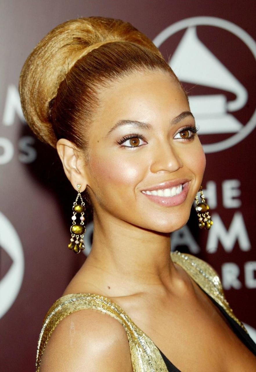 BEYONCé101 — Beyoncé glowing on the red carpet at the Grammy...