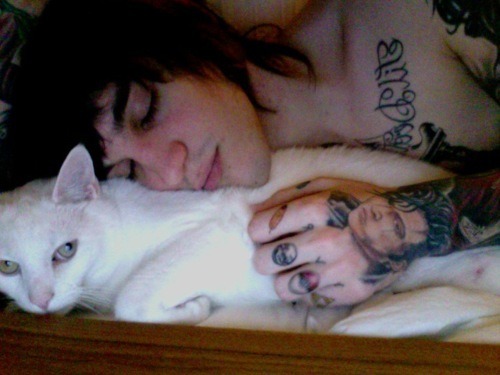 theynevercomeback:  HOLY SHIT I DON’T KNOW WHICH ONE I’D RATHER CUDDLE WITH.