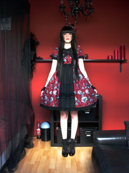 dailylolita:  scarlet_penta, in gothic red and black.   I have a character I picture