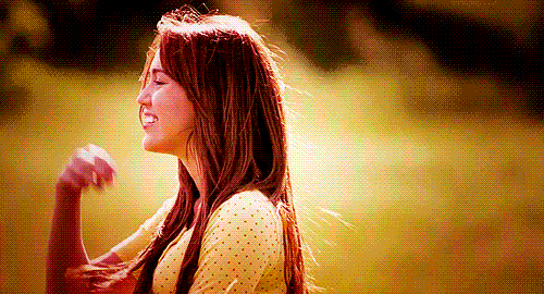 thebesunnshine-deactivated20120:  E antes de aprender a ser feliz, a gente finge.