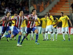  Ta vendo aquela bola ♫ Esperando, eu tava quieto no meu cantoNeymar foi convocado, e o Ganso tá mitandoDaquele jeito que eu sei que a gente gostaChamando só os craques pra depois só fazer bostaTudo bem, uma copa vai e a outra vemVamos tentar outro