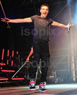 iknowthatitsalittlebitfrightning:  ilovetom-tw:  tom parker ;) x  hello baby boy  i want his trainers :&rsquo;)  