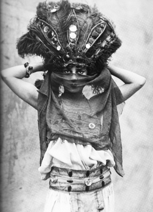 vintagegal:Zelda Boden circus performer 1910’s