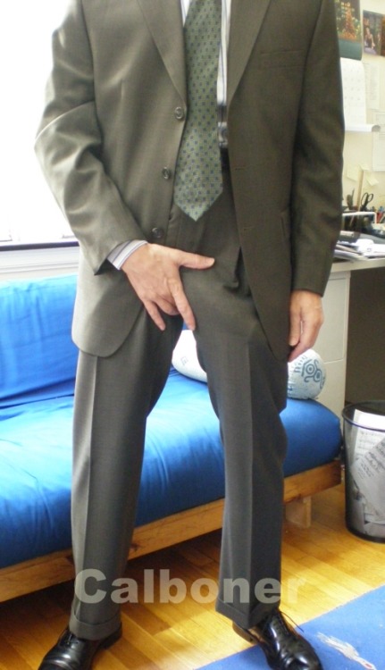 calboner:  Suit bulge