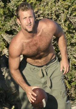 themoreitgrows-thebetteritgets:  Scott Caan 