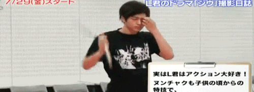 chandoo:  Myungsoo casually nunchuck’ing while rubbing his eye. 