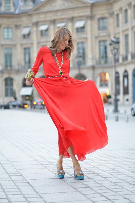 Anna Della Russo saunters in a Yves Saint Laurent dress, Charlotte Olympia shoes, Valentino Clutch and Carlo Zini necklace.
Tip: Use red, you can.