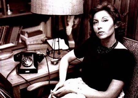 querosinceridade:  Gosto daquilo que me desafia. O fácil nunca me interessou, já o obviamente impossível sempre me atraiu,e muito. (Clarice Lispector) 