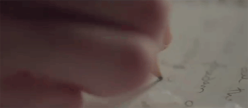 theydontknowmeatall:  Eu tentei escrever uma carta de adeus, mas por mais que procurasse as palavras, não consegui achá-las. Escrevi, apaguei, reescrevi, apaguei de novo. Foi quando eu percebi que aquele seu fantasma que abitava em mim tinha desaparecido