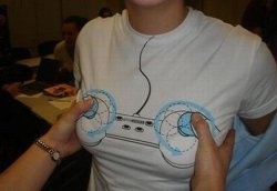 fuckyeahgeekgirls:  fuckyeahgeekgirls:  Playing T-shirt.  Thanks for the submission, gardeksfreakworld! 