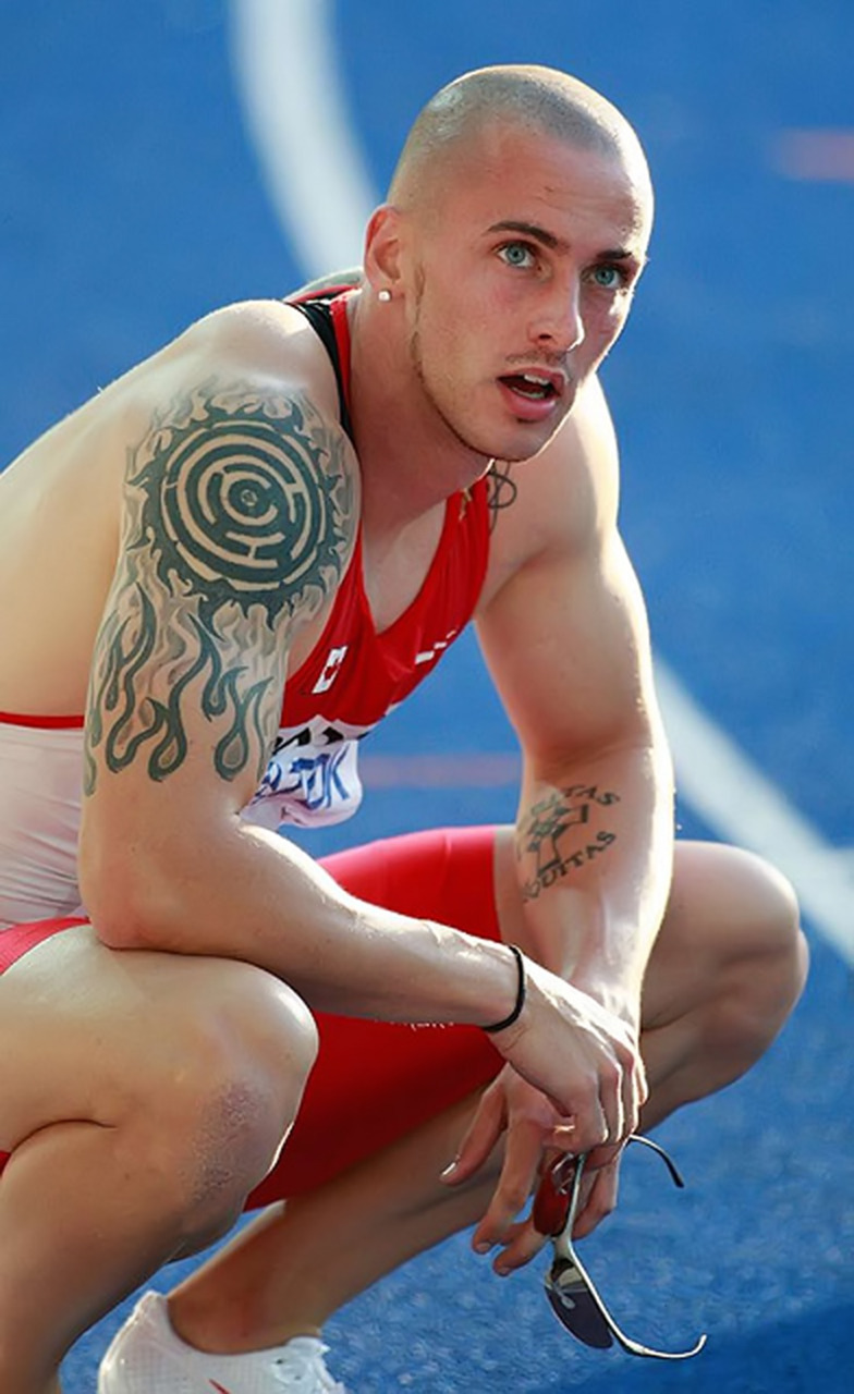  WOW ! he’s SO sexy: tattooed, buzzcut, bling in his ear lobe, revealing singlet,