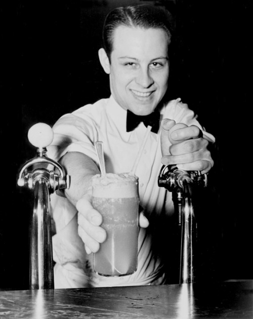 wehadfacesthen:Soda Jerk, New York City, 1936, photo by Alan Fisher