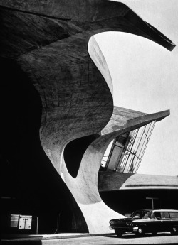 TWA Terminal, JFK, NY designed by Eero Saarinen, photo by Ezra Stoller, 1962