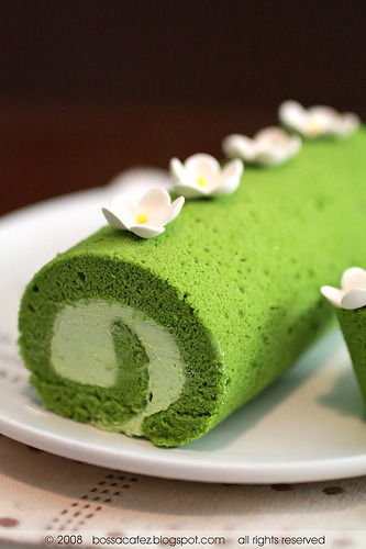 wehavethemunchies:Macha Roll Cake (by bossacafez)