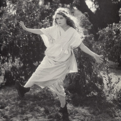 paperspots:Mary Pickford parodies Isadora Duncan in Johanna Enlists (1918).