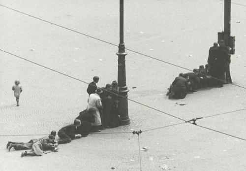 thedevilsguard: World War II. Liberation day. People seeking shelter behind lamp-posts at Dam square