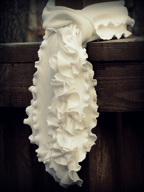 DIY White Ruffle Scarf Tutorial from mama says sew here. It’s luxurious and expensive looking 