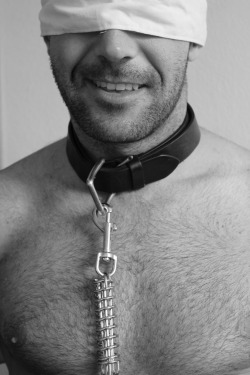 plumbat:  lebeaufoto: BLINDFOLDED (Marco 2011)- Image By LeBeau Foto  D’aww, happy smiley submission ftw. 