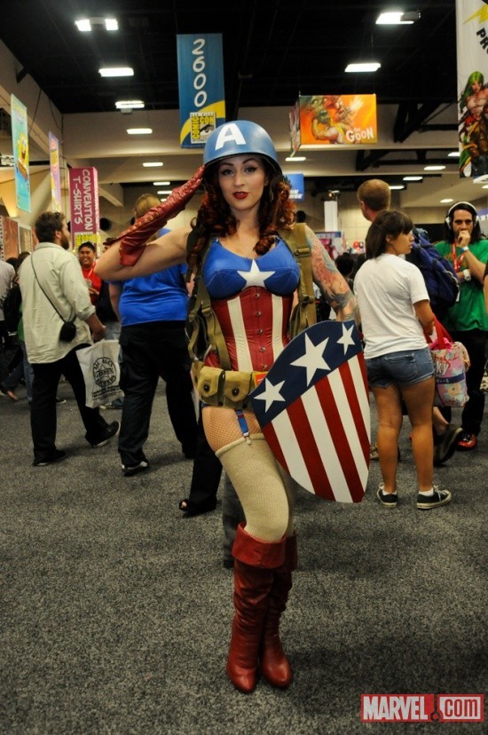 agentmlovestacos:  Absolutely fantastic female 1940s Captain America cosplayer at