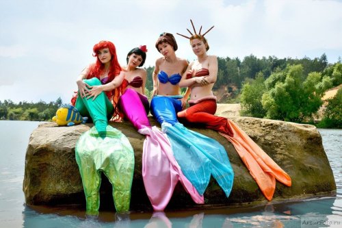 fancysomedisneymagic: OMG there is even a flounder! I wanna dress up and take a pic like this!