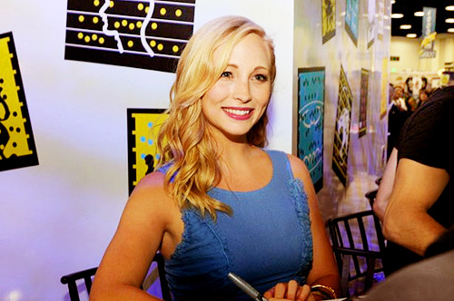 salvatorebrothers:Candice Accola at the Warner Bros. booth. 