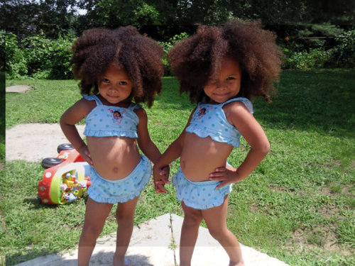 thefemme-menace:heyfranhey:Tell me these aren’t the cutest little natural twins, ever!? It was LOVE 