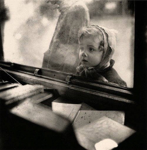 Édouard Boubat
Paris, Hiver, 1948
* Un enfant devant une vitrine