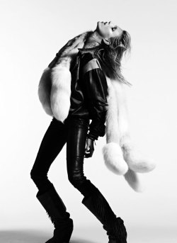 alekzia:  Anja Rubik in V72 (Fall Preview