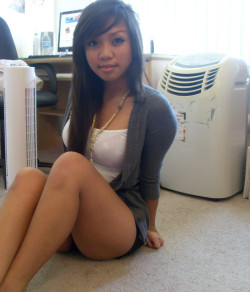 vitaminpinay:  asian-archive:  nipaas  Filicious cutie with nice legs