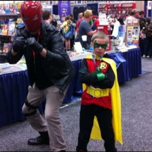 fuckyeahjasontodd: Jason Todd/Red Hood and a little Damian Wayne/Robin cosplayers. Too cute! via ins