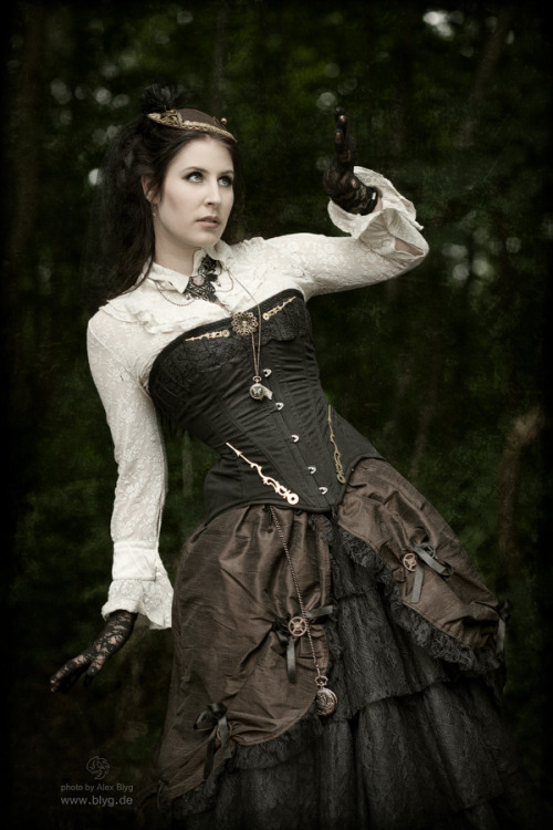 steampunkcage:  Why are Victorian/Edwardian outfits so cool? I mean really. Then a few gears here, a