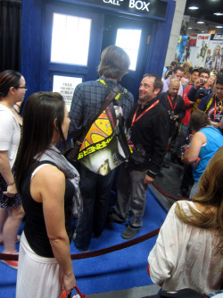 forsciencejohn:  asktheprettyboyhunters:  gabrielsbutt:  sammwinchester:  I’VE FOUND IT!!! The amazing moment in which Mark Sheppard tries to get Jared Padalecki into The Tardis!!!  /SCREEEEECH  Jared is almost too tall to get into the tardis  Don’t