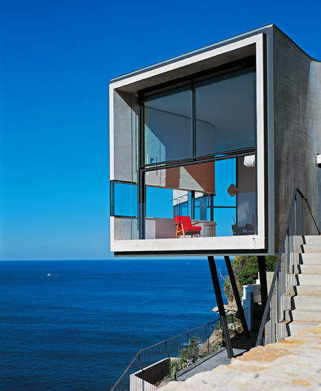 designismymuse:  perfect house, I’ll take the red chair