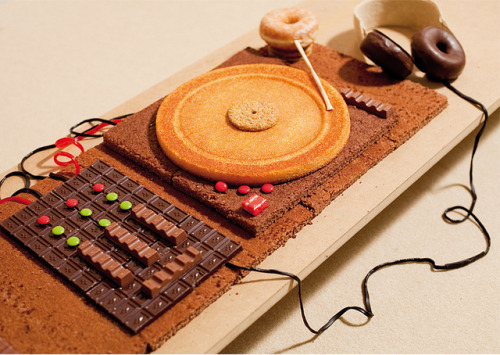 thesoundofmylens:  Cake Turntables by Pola Droid on Flickr. Think I could have this cake for tomorrow with 29 candles?? Just saying 