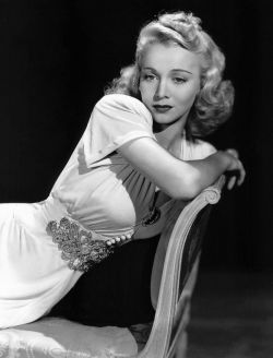 wehadfacesthen:    Carole Landis, 1942She