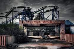 karlika:  otsoa:  nebulost:  Abandoned Six Flags Park  Struck by hurricane Katrina, this is what remains of Six Flags Amusement Park in New Orleans. Looking like something straight out of a zombie apocalypse movie, there have been countless graffiti