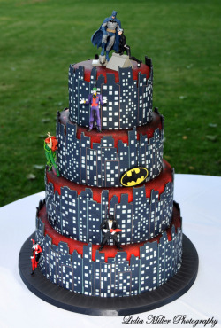 dcwomenkickingass:  mydisorder:  Suddenly I fancy getting married.  I’ve seen a few DC Comics wedding cakes but this one, wait for it, takes the cake! 