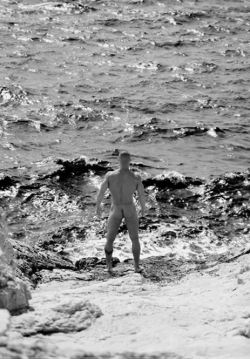 nudebeachdude:  http://www.newnakedmen.com