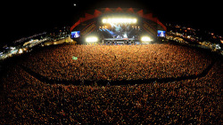 Oli-Syk3S:  Kaseykourageous:  Keziaaarghhh:   The Crowd For A Blink 182 Concert.