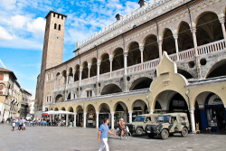 Land Rover - Piazza della Frutta, Padova