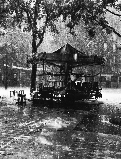 m3zzaluna: le manège de monsieur barré, 1955 photo by robert doisneau, from ‘robert doisneau: three 