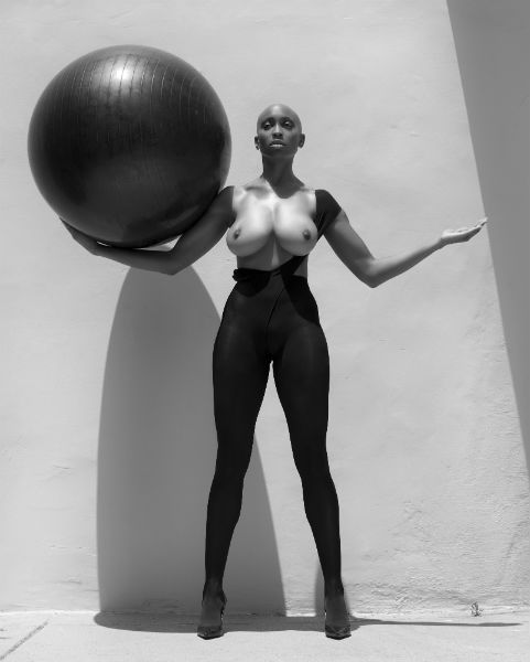 kwentonza:  Lines and curves. Photographer: Sylvie Blum Model: Kwentonza
